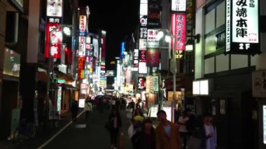 Popüler gece hayatı Tokyo - Shinjuku meşgul alanı - Tokyo, Japonya - 17 Haziran 2018