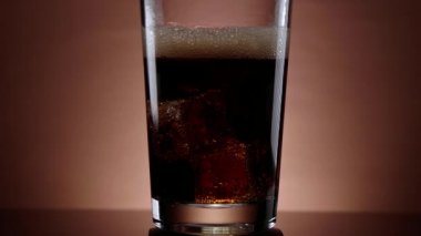 Buz küpleriyle - soda serinletici bir bardak kola dökme