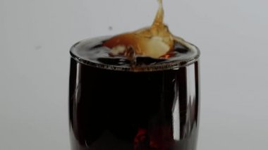 Bir sıçrama buz soğuk kola - buz küpleri bir bardak soda düşmek.