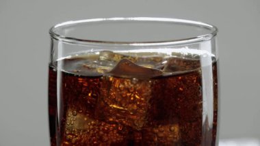 Cola glas buz küpleri - soda yavaş yenileme ile çekim inanılmaz yakından