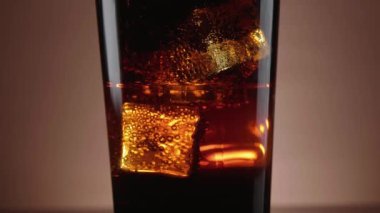 Buz küpleri kayan ile Cola serinletici bir bardak