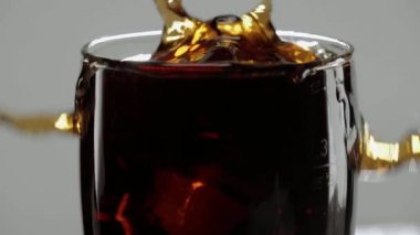 Bir sıçrama buz soğuk kola - buz küpleri bir bardak soda düşmek.