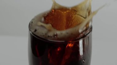 Bir bardak kola yavaş - soda canlandırıcı buz küpleri aşık