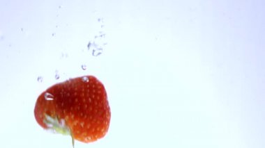 Taze çilek sonbaharda suya - yavaş vurdu