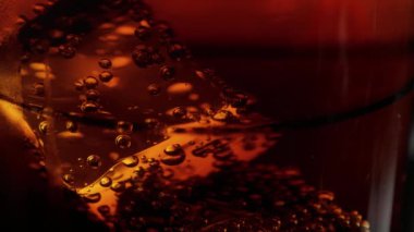 Cola float yavaş çekimde bir bardak buz makro çekim