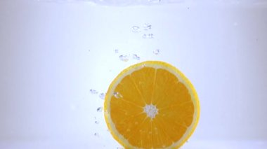 Ağır çekim shot su taze portakal dilimleri