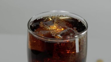 Bir bardak kola yavaş - soda canlandırıcı buz küpleri aşık
