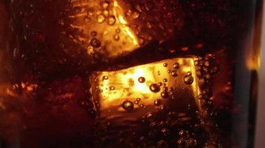 Büyük buz küpleri float bir bardak kola - yakın ağır çekimde atış makro çekim