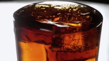 Cola - soda buz küpleri ile serinletici bir bardak