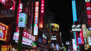 Neon reklam ve şehir ışıkları Shibuya - gece kalabalık bir bölgede - Tokyo, Japonya - 12 Haziran 2018
