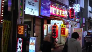 Gece - gece hayatı - Tokyo, Japonya - 17 Haziran 2018 için meşgul bir yer Shinjuku Tokyo