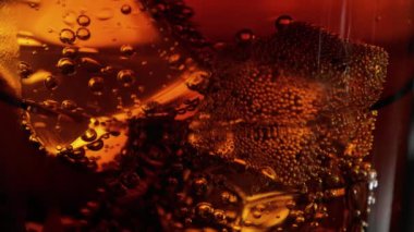 Ağır çekim makro çekim kola bir bardak buz küpleri