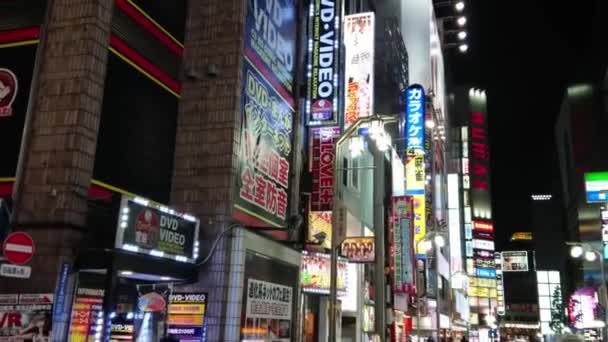 Tokyo shinjuku bei Nacht - ein geschäftiger Ort für das Nachtleben - tokyo, japan - 17. Juni 2018 — Stockvideo