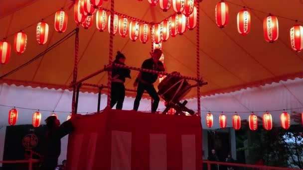 Taiko drummers op een jaarlijkse feest op Hie schrijn in Tokio - Tokio, Japan--15 juni, 2018 — Stockvideo