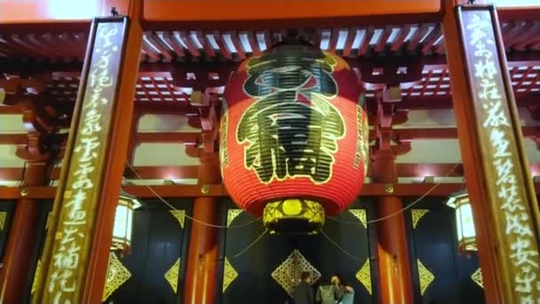 Gran linterna de papel en el templo Senso-ji en Tokio - TOKIO, JAPÓN - 12 DE JUNIO DE 2018 — Vídeos de Stock