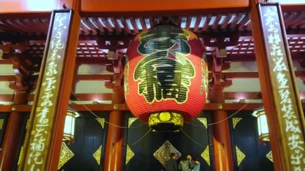 Obrovské papírové lucerny na Senso-ji Temple v Tokiu - Tokio, Japonsko - 12. června 2018 — Stock video