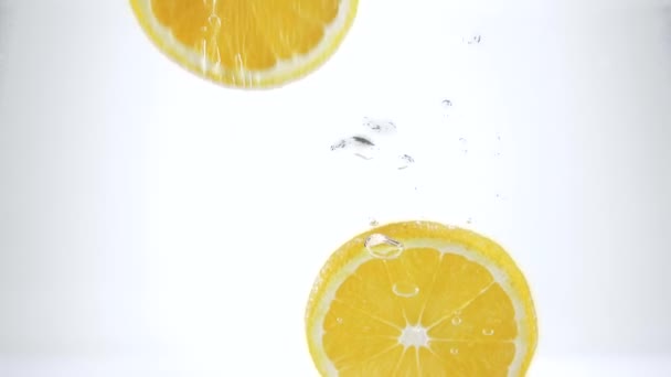 水に落ちるレモン silices — ストック動画