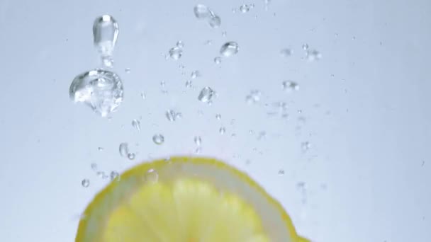 물-슬로우 모션 촬영에 신선한 레몬 슬라이스 — 비디오