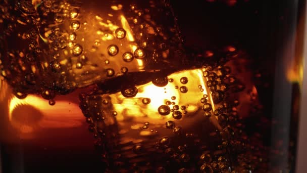 Big Ice cubes galleggia in un bicchiere di Cola - primo piano macro shot al rallentatore — Video Stock