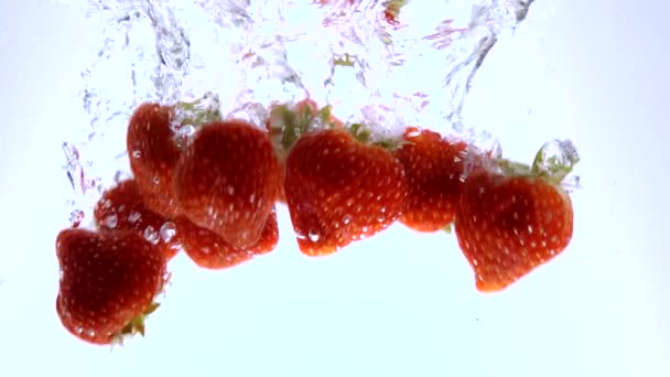 Aardbeien in kristal helder water — Stockvideo