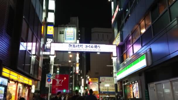 Tokyo Shinjuku de noche - un lugar ocupado para la vida nocturna - TOKYO, JAPÓN - 17 DE JUNIO DE 2018 — Vídeos de Stock