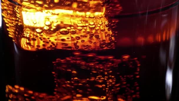 Zwevend ijsblokje in een glas Cola - frisdrank drinken in slow motion — Stockvideo