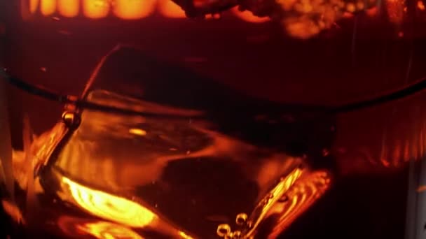 Erstaunliche Schuss Eiswürfel in Cola - perfekte Hintergrund für erfrischende Soda — Stockvideo