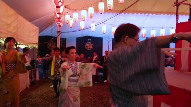 Традиционные японские танцы на ежегодном празднике в святилище Хе в Токио - ТОКИО, Япония - 15 июня 2018 г. — стоковое видео