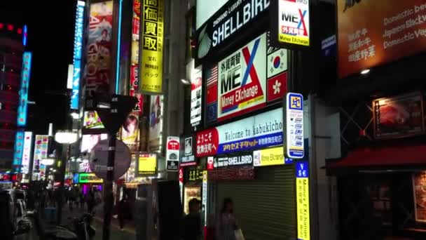Populäres Nachtleben in Tokio - das geschäftige Viertel von Shinjuku - Tokio, Japan - 17. Juni 2018 — Stockvideo