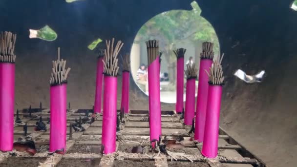 Bouilloire d'encens dans un temple bouddhiste - TOKYO, JAPON - 12 JUIN 2018 — Video
