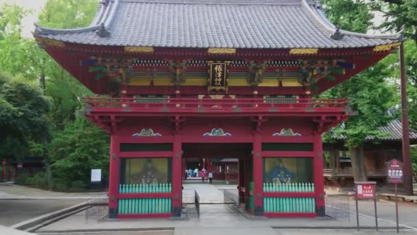 Nezu Jinja tapınak - Tokyo Bunkyo içinde ünlü Shinto tapınak - Tokyo, Japonya - 17 Haziran 2018 — Stok video