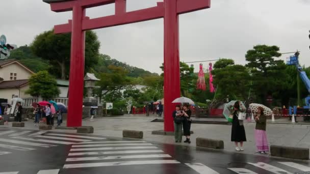 Puerta al santuario de Tsurugaoka Hachiman-gu - Santuario sintoísta en Kamakura - KAMAKURA, JAPÓN - 18 DE JUNIO DE 2018 — Vídeos de Stock