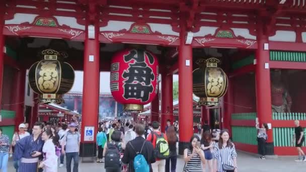 Senso-Ji ναό στο Τόκιο - διάσημο Σενσότζι στην Ασακούσα - Τόκιο, Ιαπωνία - 12 Ιουνίου 2018 — Αρχείο Βίντεο