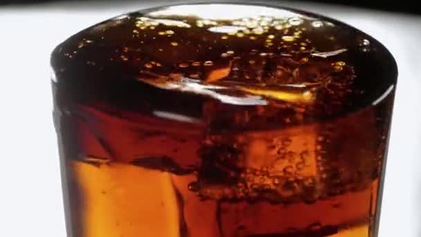 Освежающий стакан колы - содовая с кубиками льда — стоковое видео