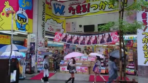 As lojas e lojas em Ikebukuro Toshima em Tóquio - um lugar popular - TOKYO, JAPÃO - JUNHO 18, 2018 — Vídeo de Stock