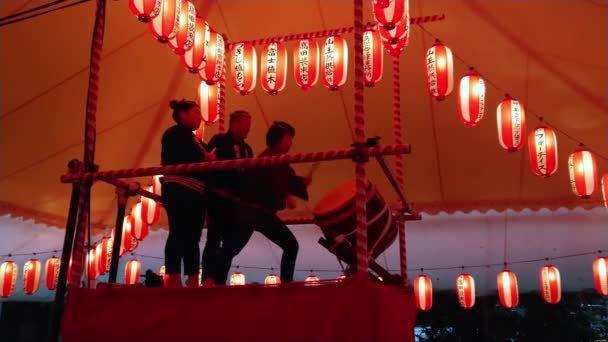 Batteristi Taiko a una festa annuale presso Hie Shrine a Tokyo - TOKYO, GIAPPONE - 15 GIUGNO 2018 — Video Stock