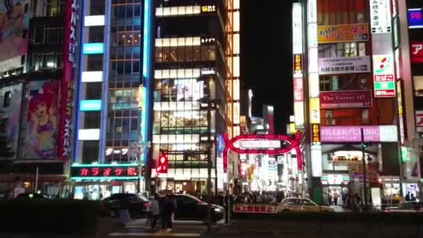 Popular nightlife in Tokyo - the busy area of Shinjuku - TOKYO, JAPAN - JUNE 17, 2018 — стоковое видео