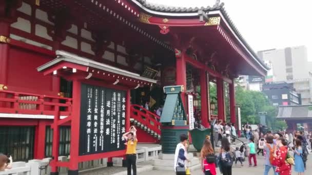 Храм Сенсо-Цзи в Токио - знаменитый Сенсодзи в Асакусе - ТОКИО, Япония - 12 июня 2018 г. — стоковое видео