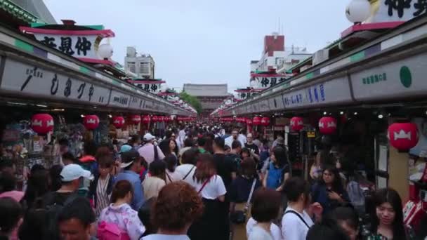 Templo más famoso de Tokio - El Templo Senso-Ji en Asakusa - TOKYO, JAPÓN - 12 DE JUNIO DE 2018 — Vídeos de Stock