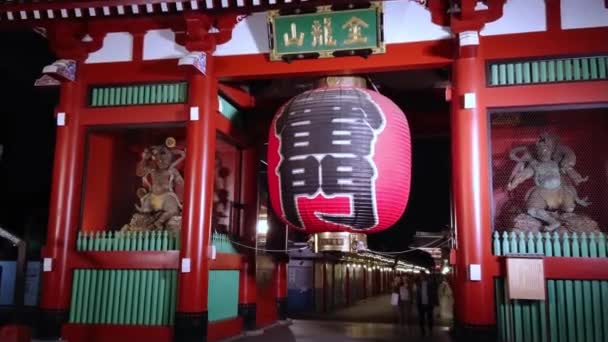 Найвідоміший храм у Токіо - Senso-Ji temple вночі - Токіо, Японія - 12 червня 2018 — стокове відео
