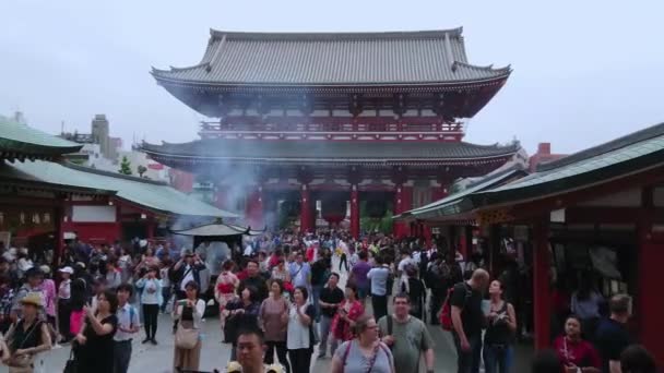 Templo mais famoso em Tóquio - O Templo Senso-Ji em Asakusa - TOKYO, JAPÃO - JUNHO 12, 2018 — Vídeo de Stock