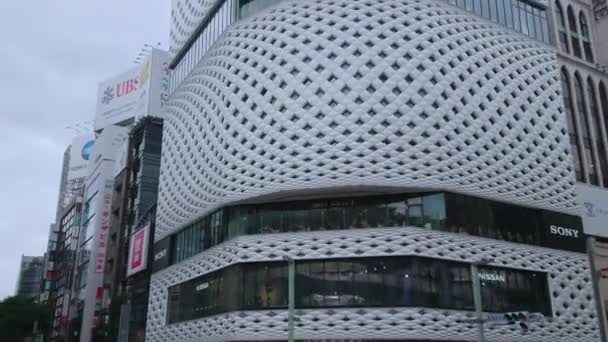 Bâtiments et magasins modernes à Ginza - TOKYO, JAPON - 12 JUIN 2018 — Video