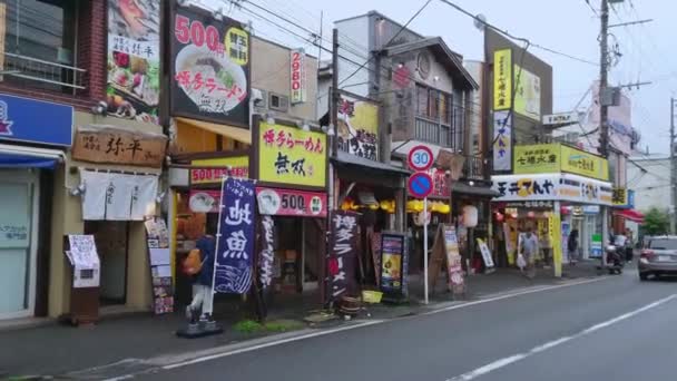 Tiendas japonesas en la histórica ciudad de Kamakura Ofuna - KAMAKURA, JAPÓN - 18 DE JUNIO DE 2018 — Vídeo de stock