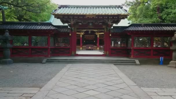 Nezu Джіндже Shrine - знаменитий Shinto Shrine у районі Bunkyo Токіо - Токіо, Японія - 17 червня 2018 — стокове відео