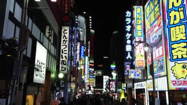 Tokyo Shinjuku di notte - un luogo affollato per la vita notturna - TOKYO, GIAPPONE - 17 GIUGNO 2018 — Video Stock