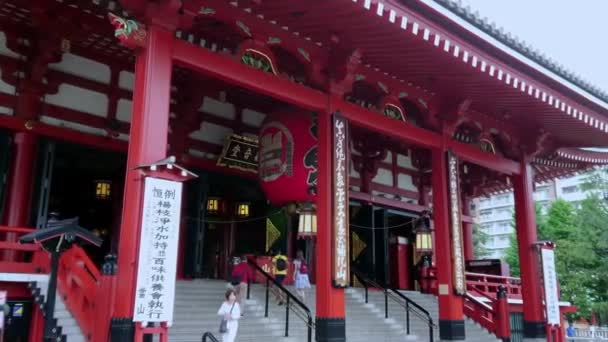 Beroemdste tempel in Tokyo - de Senso-Ji tempel in Asakusa - Tokio, Japan - 12 juni, 2018 — Stockvideo