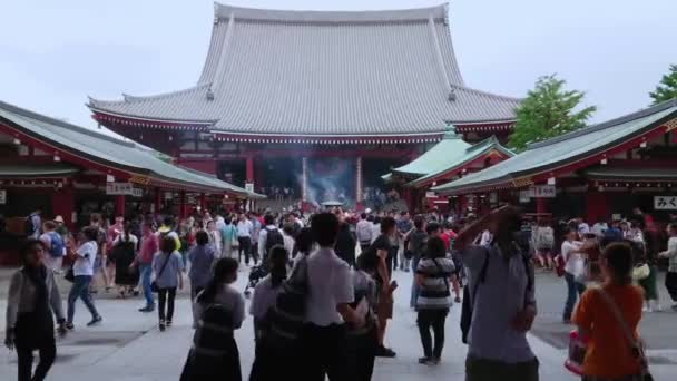 Templo Senso-Ji en Tokio - famoso Sensoji en Asakusa - TOKYO, JAPÓN - 12 DE JUNIO DE 2018 — Vídeos de Stock