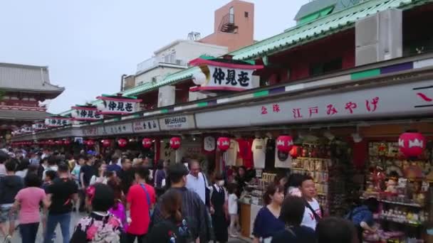 Leghíresebb temploma - a Senso-Ji templom Asakusa - Tokyo, Tokió, Japán - 2018. június 12. — Stock videók