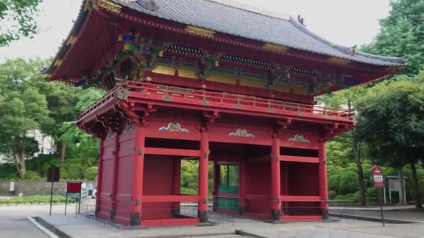 Nezu Jinja tapınak - Tokyo Bunkyo içinde ünlü Shinto tapınak - Tokyo, Japonya - 17 Haziran 2018 — Stok video