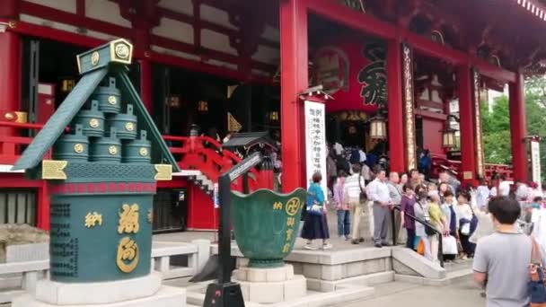 Mest berömda templet i Tokyo - det Senso-Ji templet i Asakusa - Tokyo, Japan - 12 juni 2018 — Stockvideo
